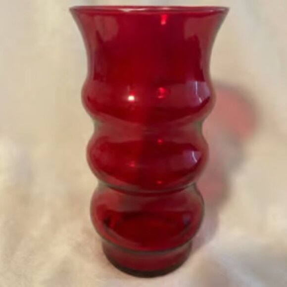 Ruby Red Vase ~ Vintage ~ Unknown Mark on Bottom ?? ~ 3 Rings ~ 6 1/2" Tall - Picture 1 of 5